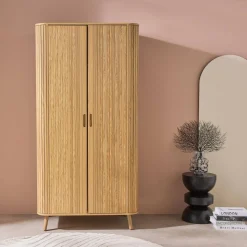 Armadio effetto legno scanalato con mensola e guardaroba
