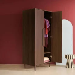 Armadio guardaroba effetto legno 2 ante, ripiani e appendiabiti