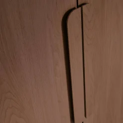 Armadio guardaroba effetto legno 2 ante, ripiani e appendiabiti