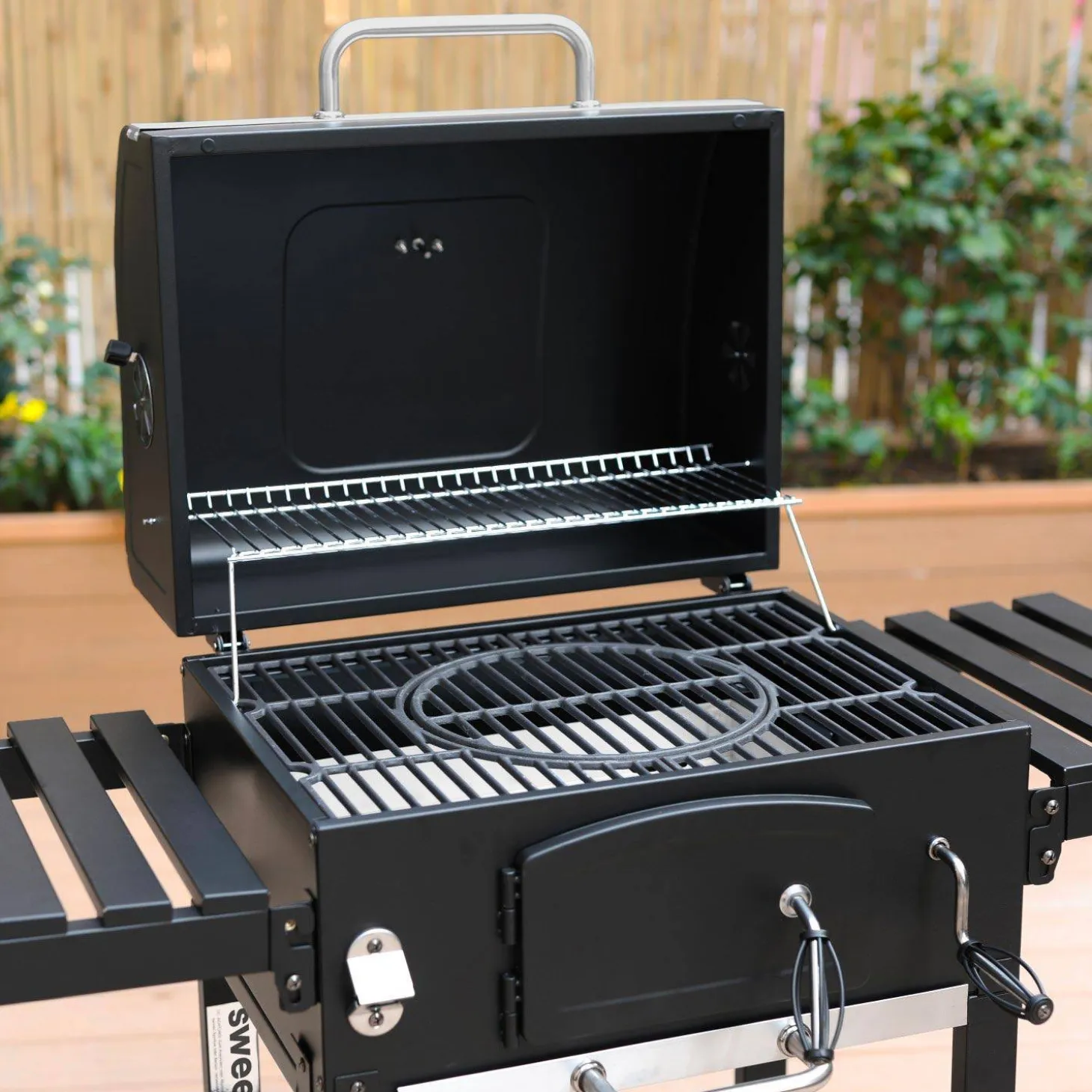 Barbecue a carbonella con affumicatore