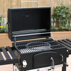 Barbecue a carbonella con copertura