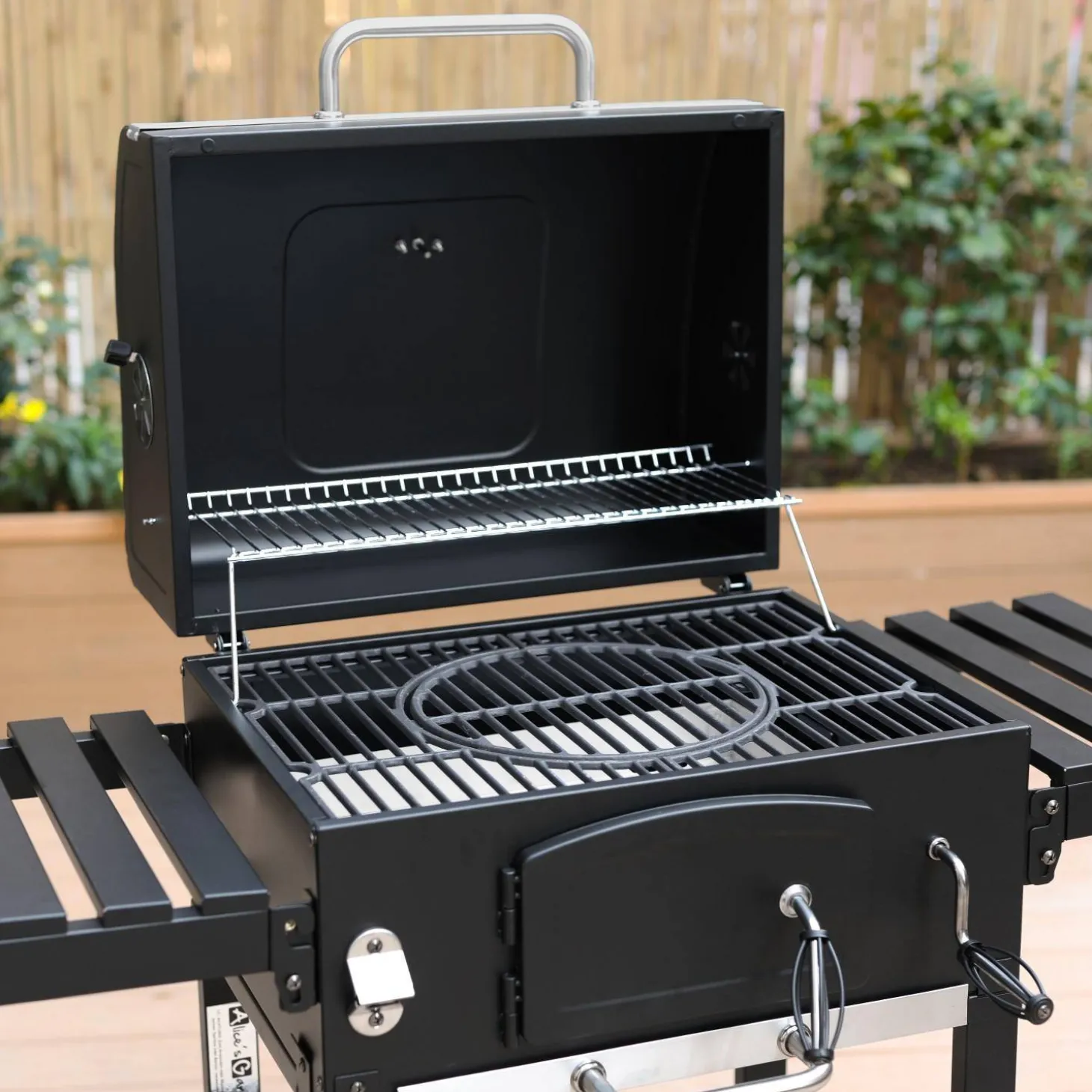 Barbecue a carbonella con copertura