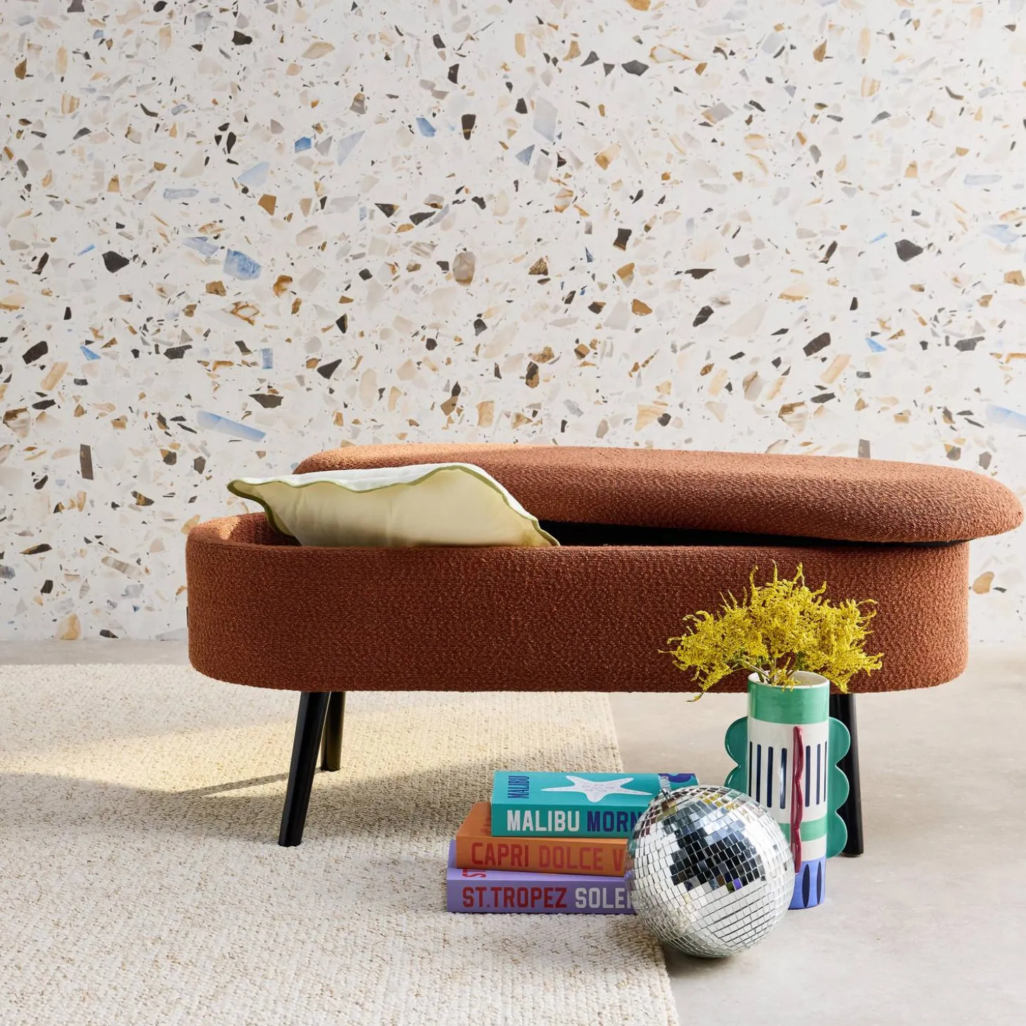 Cassapanca con rivestimento bouclé