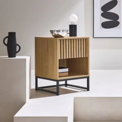 Comodino contemporaneo effetto legno scanalato con 1 cassetto
