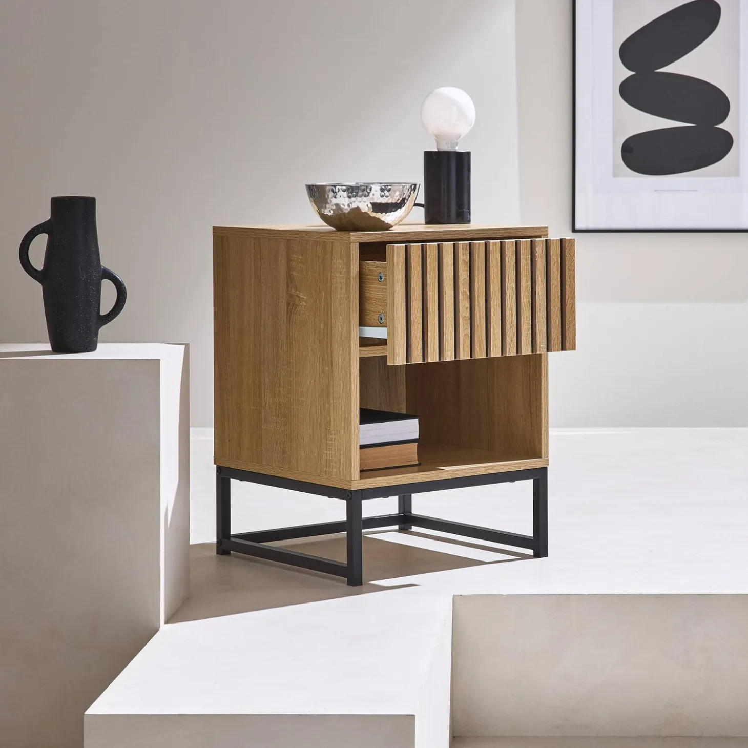 Comodino contemporaneo effetto legno scanalato con 1 cassetto