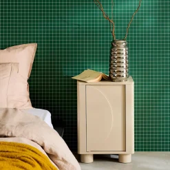 Comodino effetto legno di mango con 1 anta reversibile