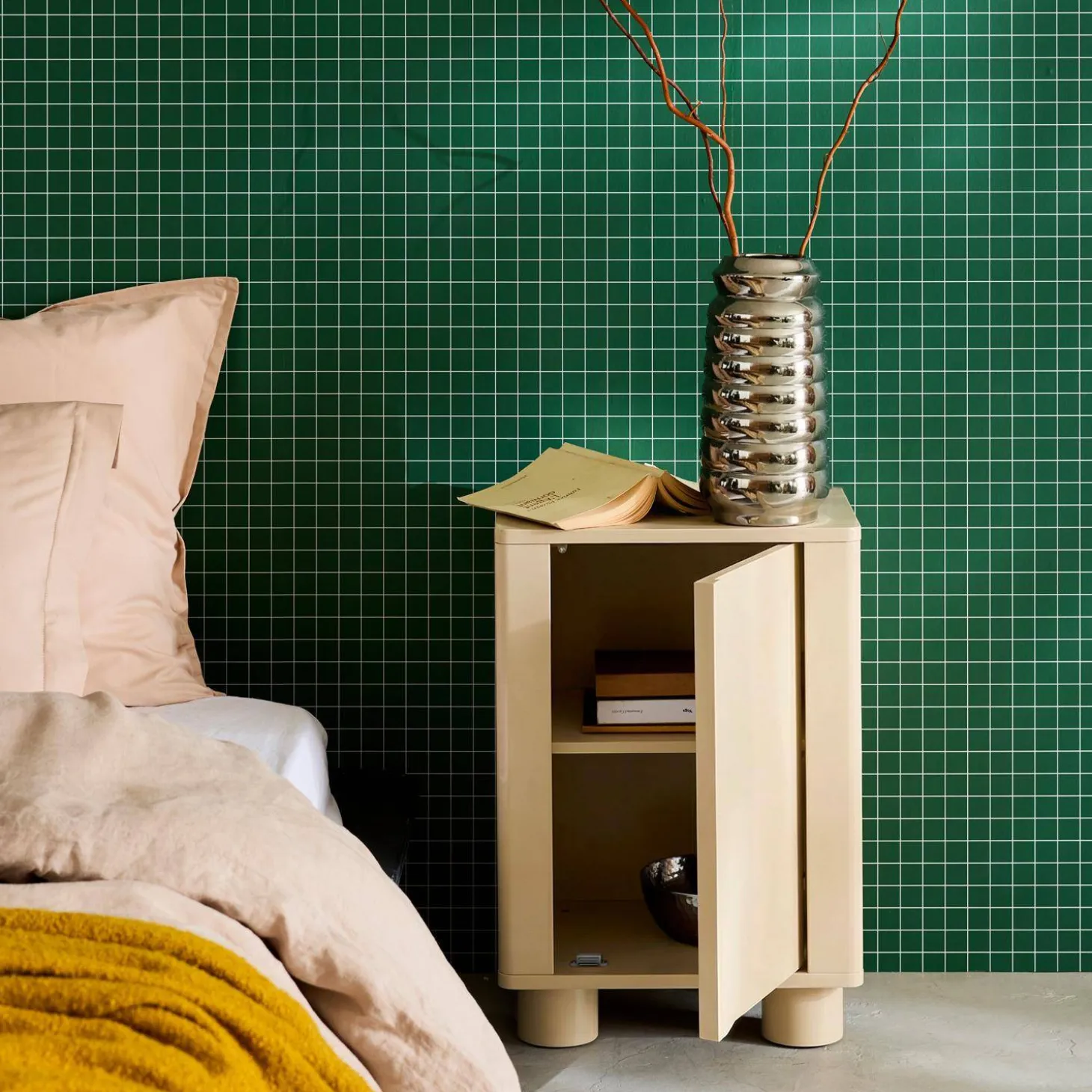 Comodino effetto legno di mango con 1 anta reversibile