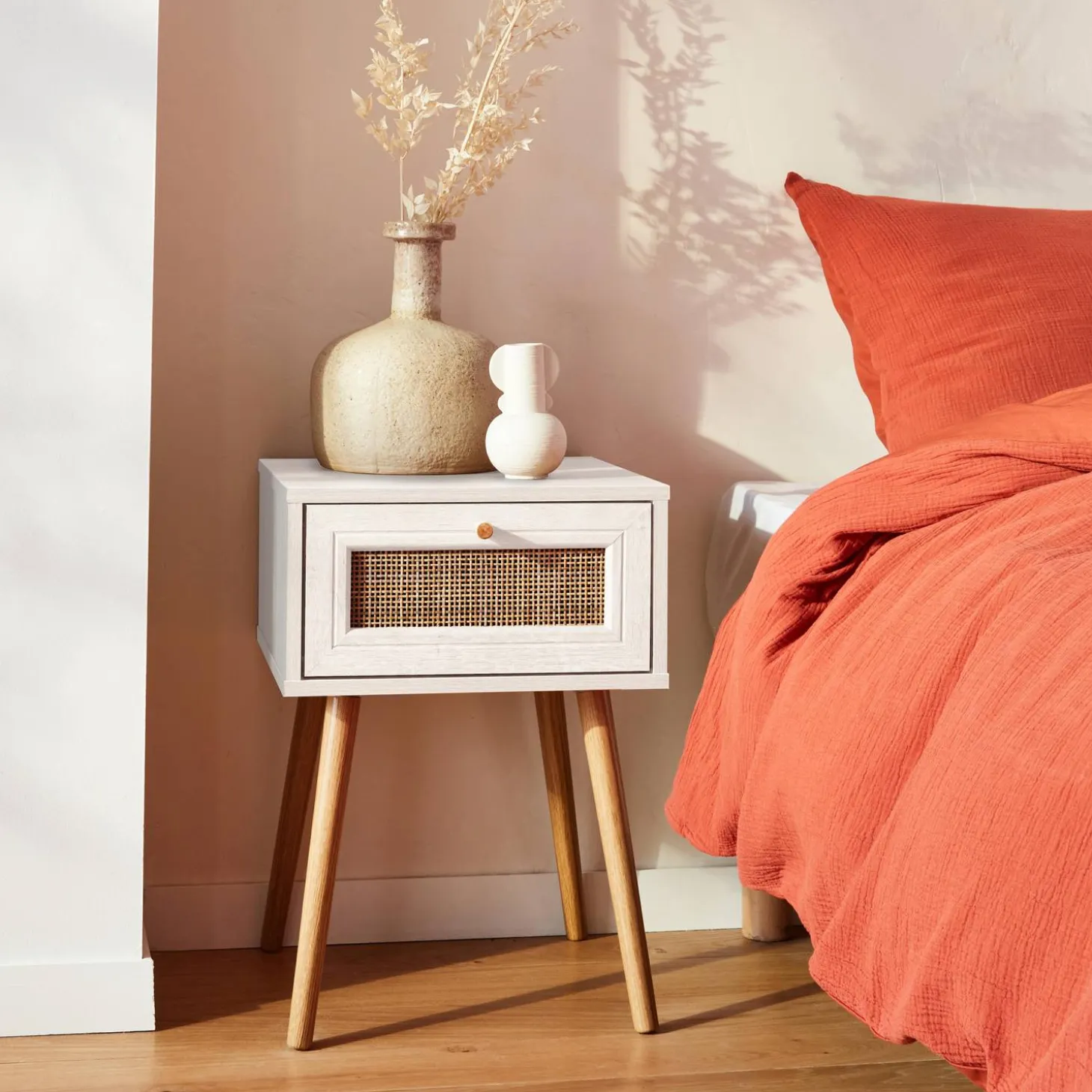 Comodino effetto legno e intrecciatura cannage, 1 cassetto