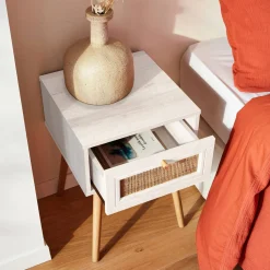 Comodino effetto legno e intrecciatura cannage, 1 cassetto