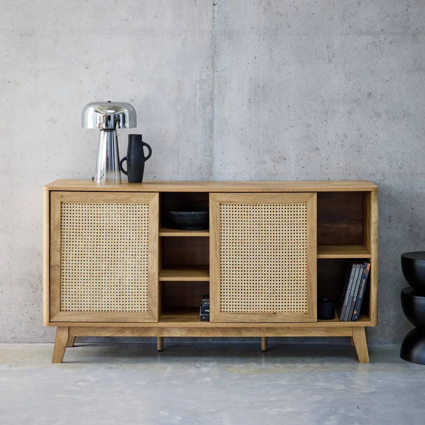 Credenza con 2 ante scorrevoli e ripiani effetto legno e canna, 150cm