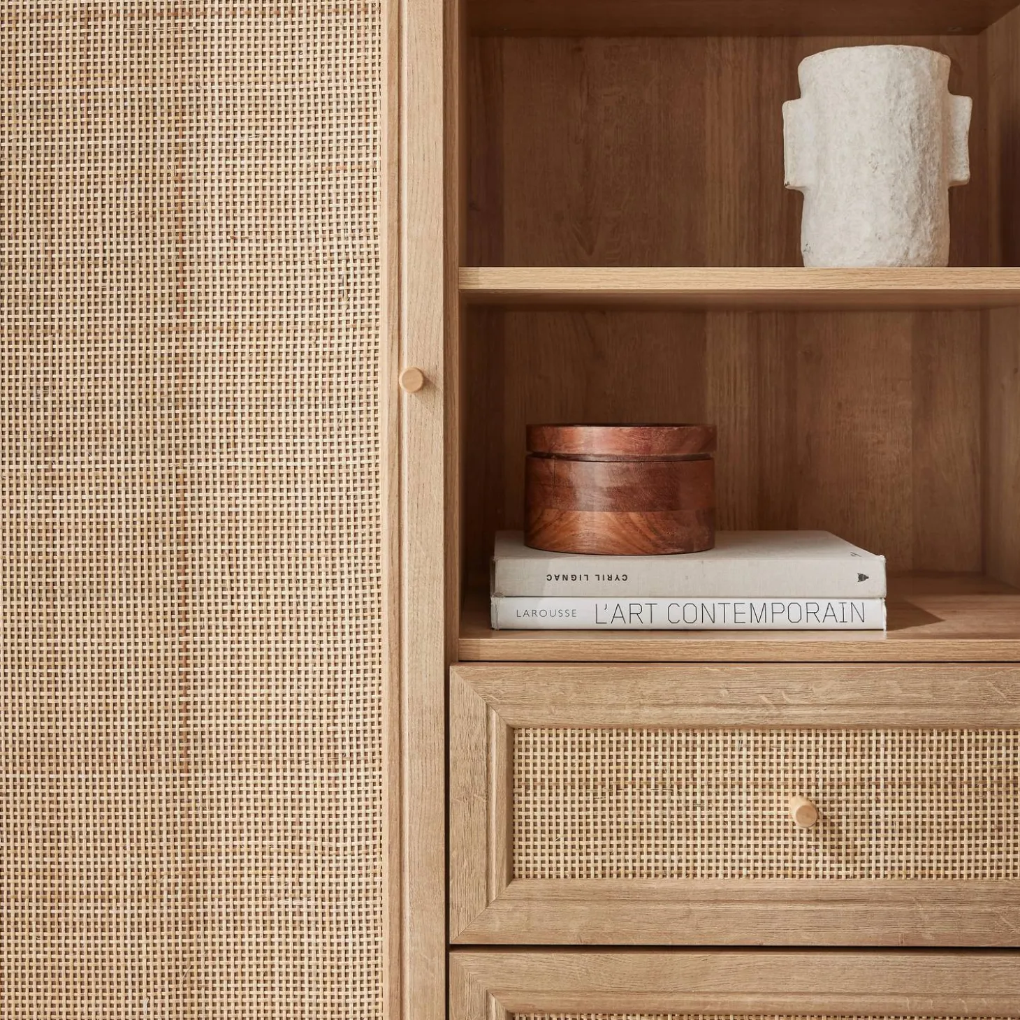 Credenza con decoro in canna e legno, 101.5cm