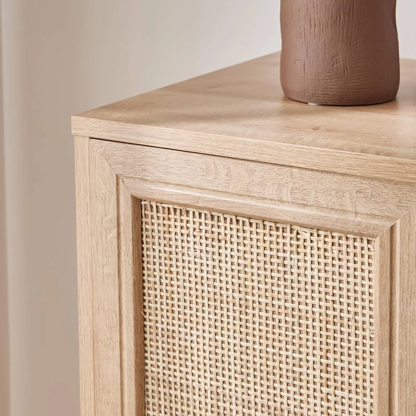 Credenza con portabottiglie, decorazione in vimini e legno, 83cm
