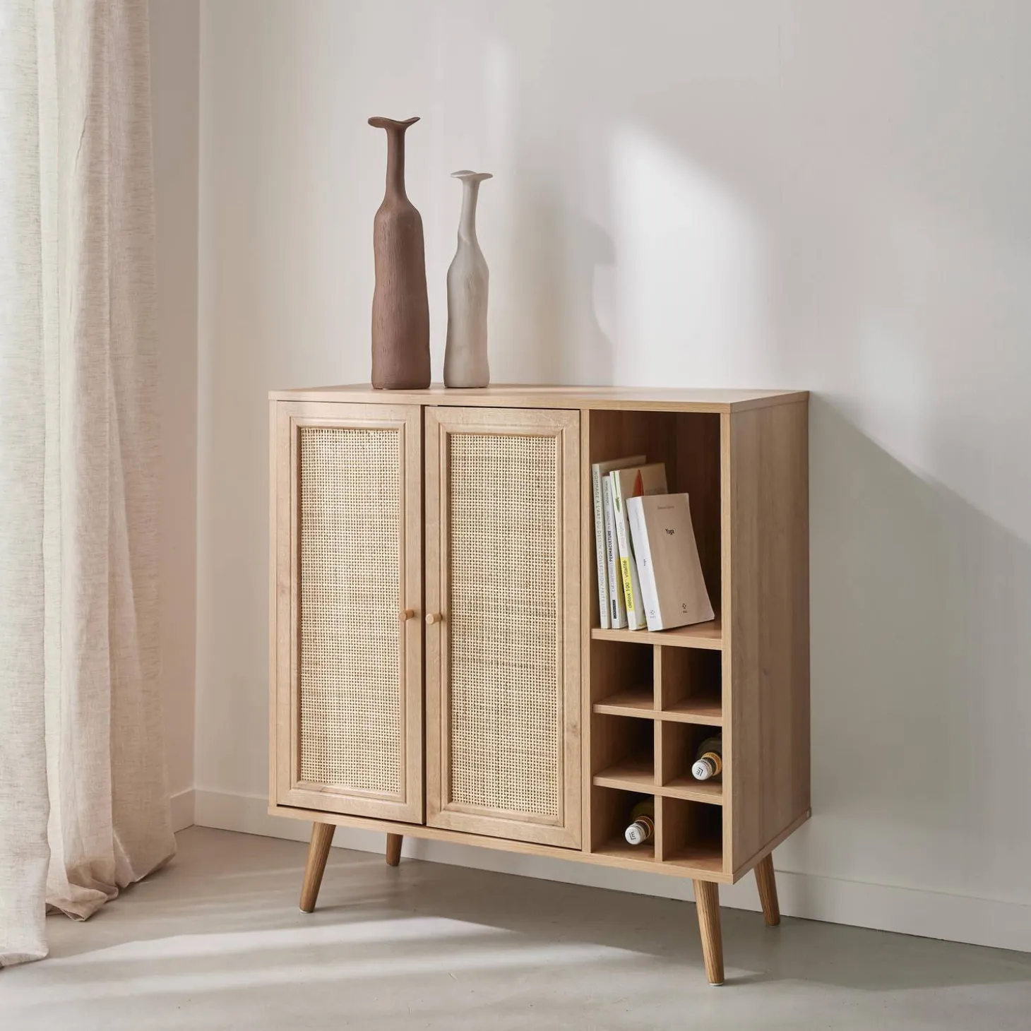 Credenza con portabottiglie, decorazione in vimini e legno, 83cm