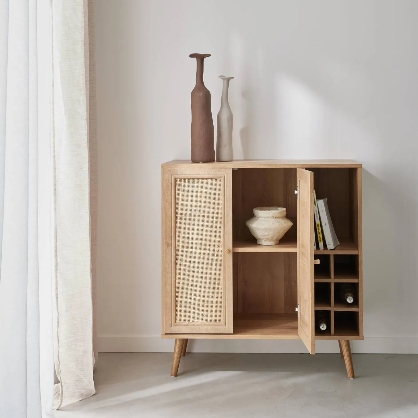 Credenza con portabottiglie, decorazione in vimini e legno, 83cm