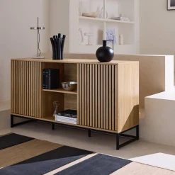 Credenza contemporanea a 2 ante scanalate effetto legno, 140cm