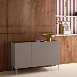 Credenza effetto legno con gambe in metallo 3 ante, 120cm