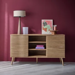 Credenza scandinava in legno con 2 ante scorrevoli scanalate, 140cm