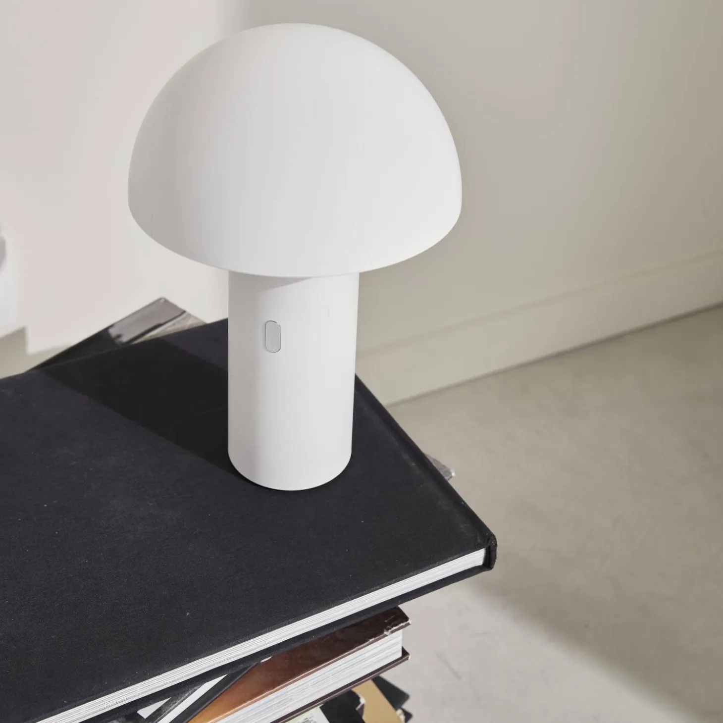 Lampada da tavolo a batteria Nomadic con testa orientabile, 28cm
