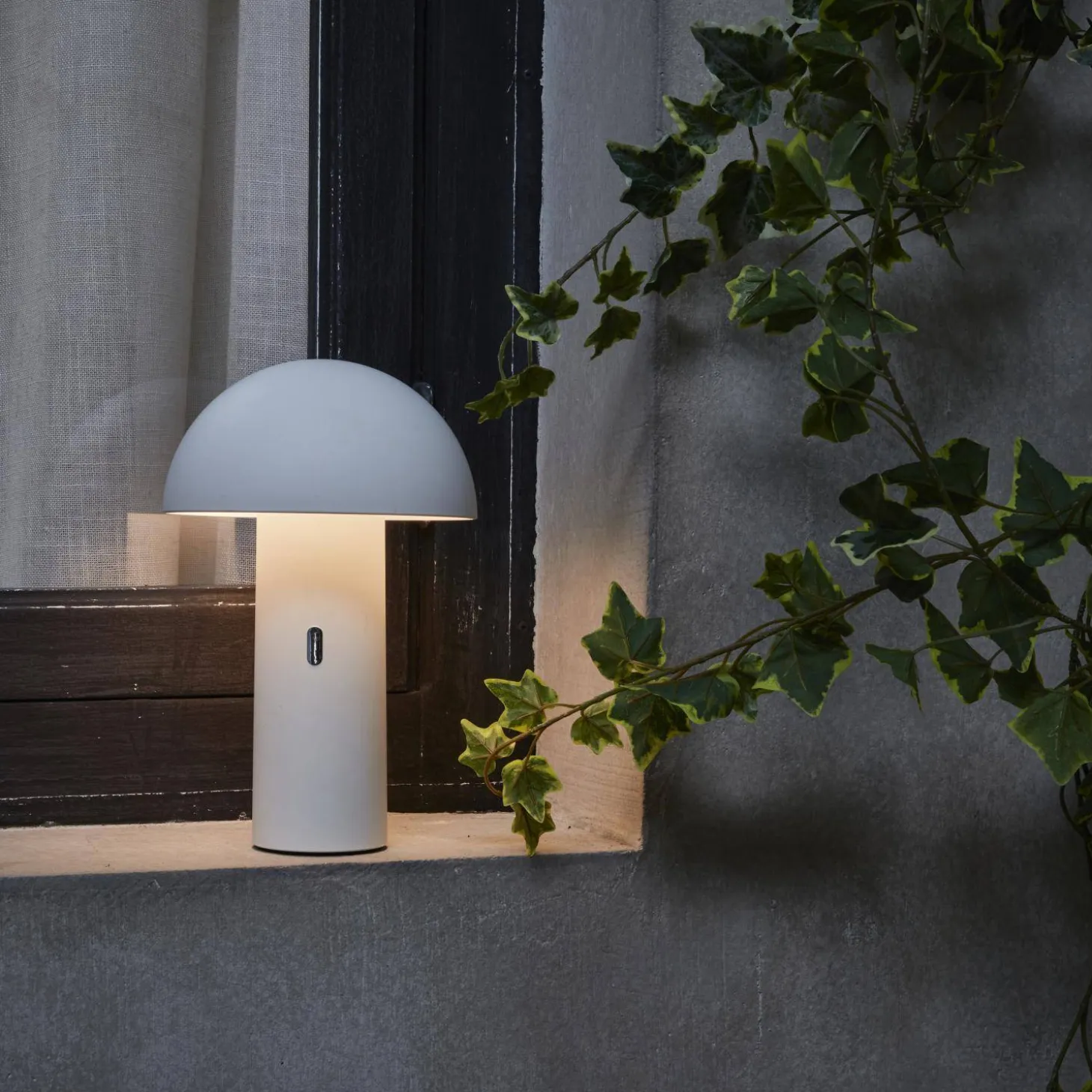Lampada da tavolo a batteria Nomadic con testa orientabile, 28cm
