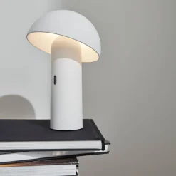 Lampada da tavolo a batteria Nomadic con testa orientabile, 28cm