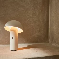 Lampada da tavolo a batteria Nomadic con testa orientabile, 28cm
