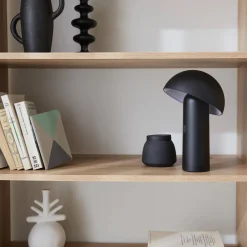 Lampada da tavolo a batteria Nomadic con testa orientabile, 28cm