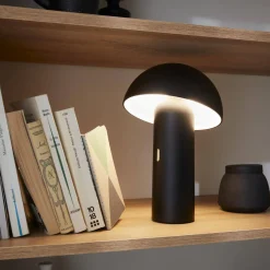 Lampada da tavolo a batteria Nomadic con testa orientabile, 28cm