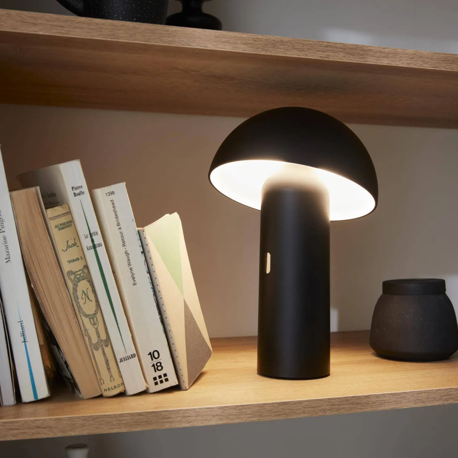 Lampada da tavolo a batteria Nomadic con testa orientabile, 28cm
