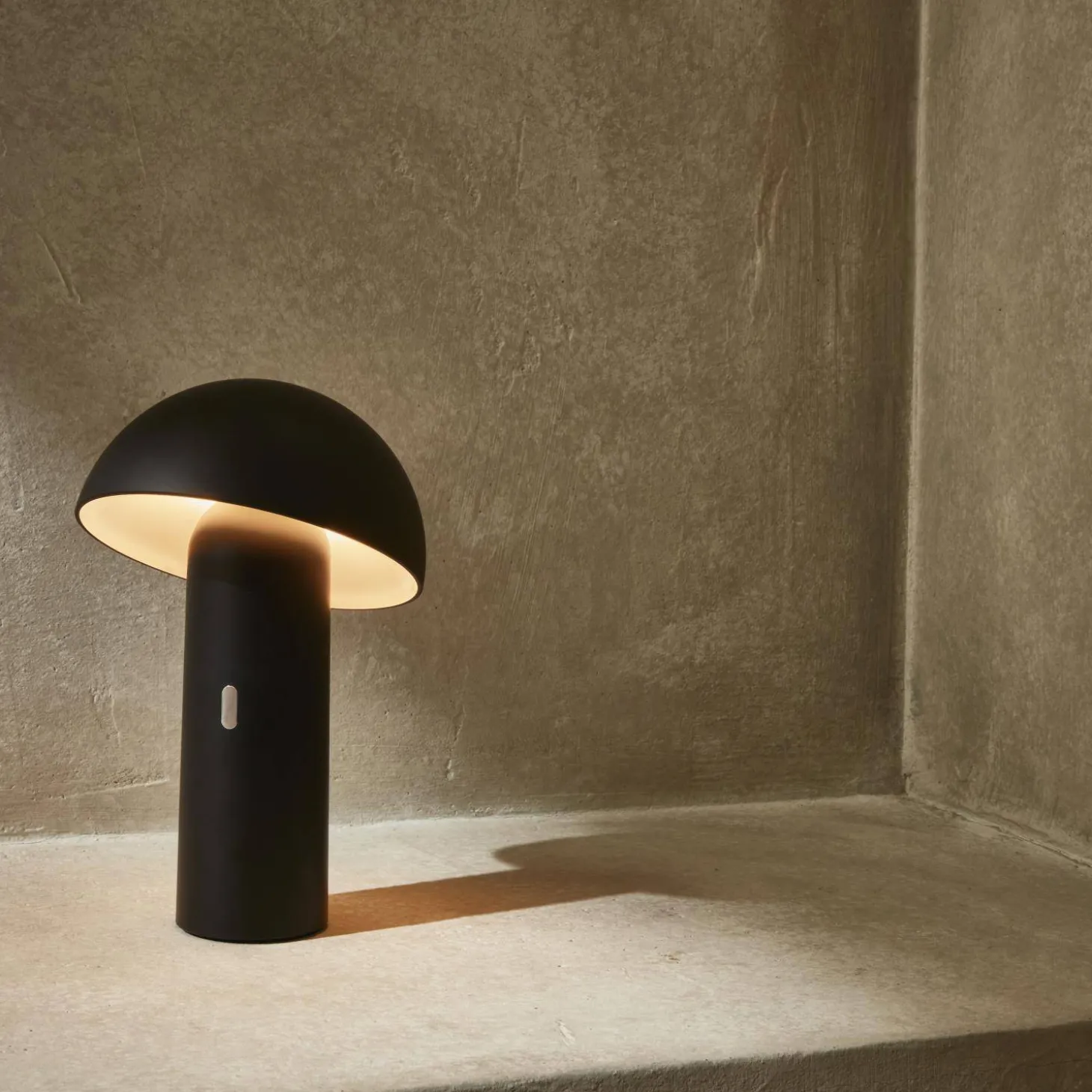 Lampada da tavolo a batteria Nomadic con testa orientabile, 28cm