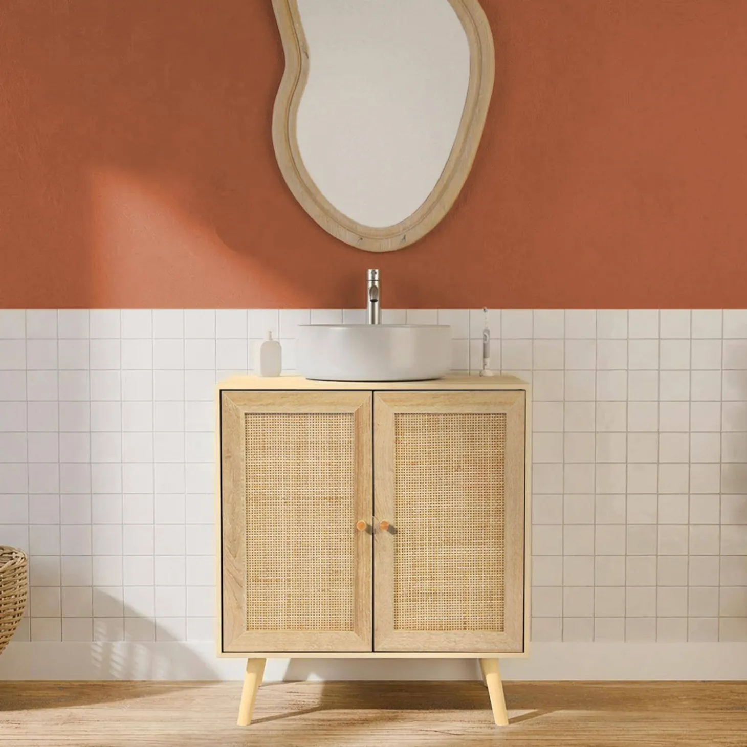 Mobile sotto lavabo decorato in legno e vimini