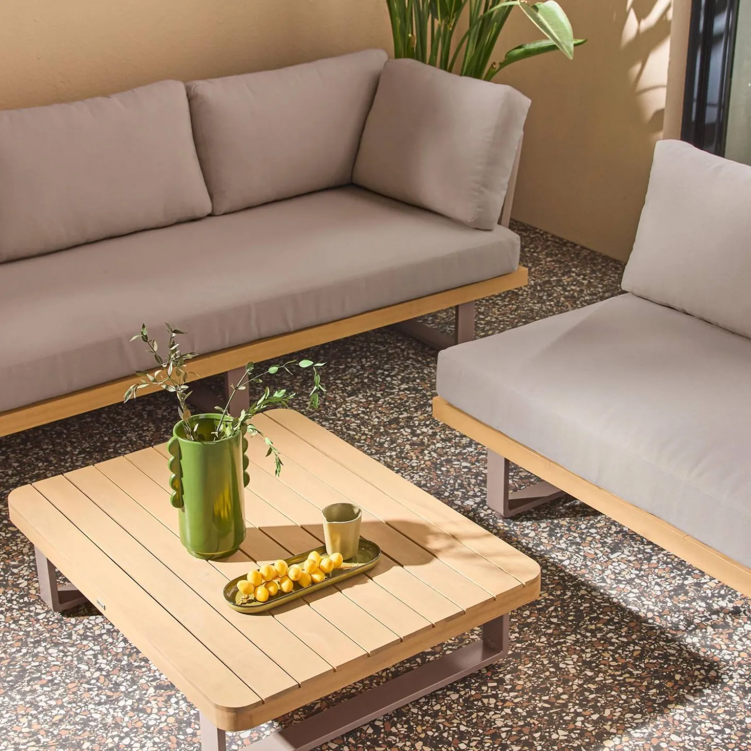 Salotto da giardino angolare in legno di acacia e alluminio, 5 posti