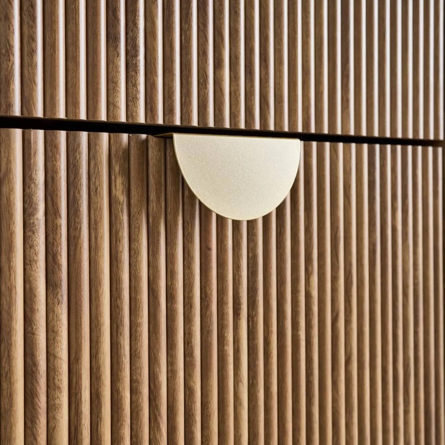 Scarpiera con decoro effetto legno di mango scanalato, 3 ante