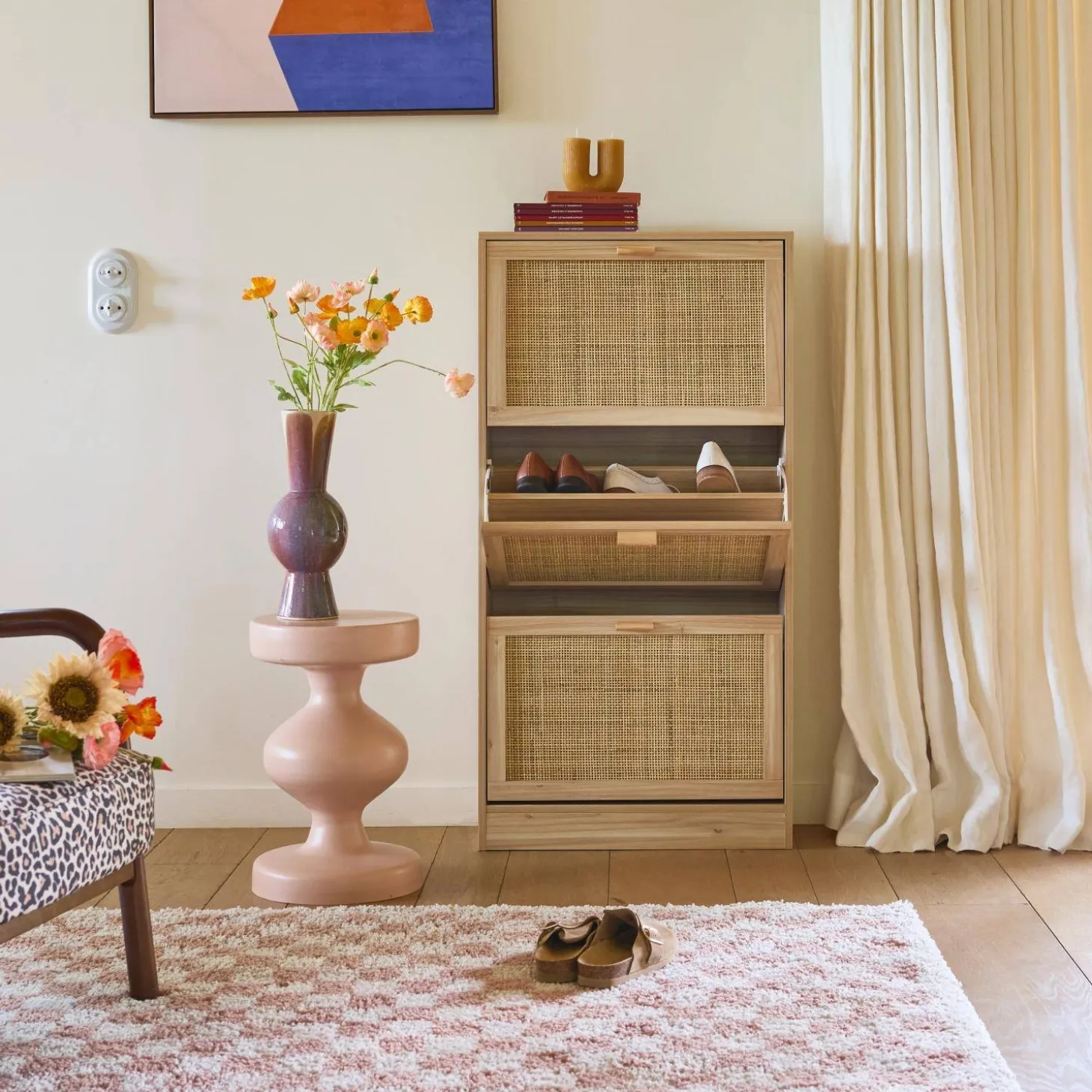 Scarpiera con decoro in canna e legno, 3 ante