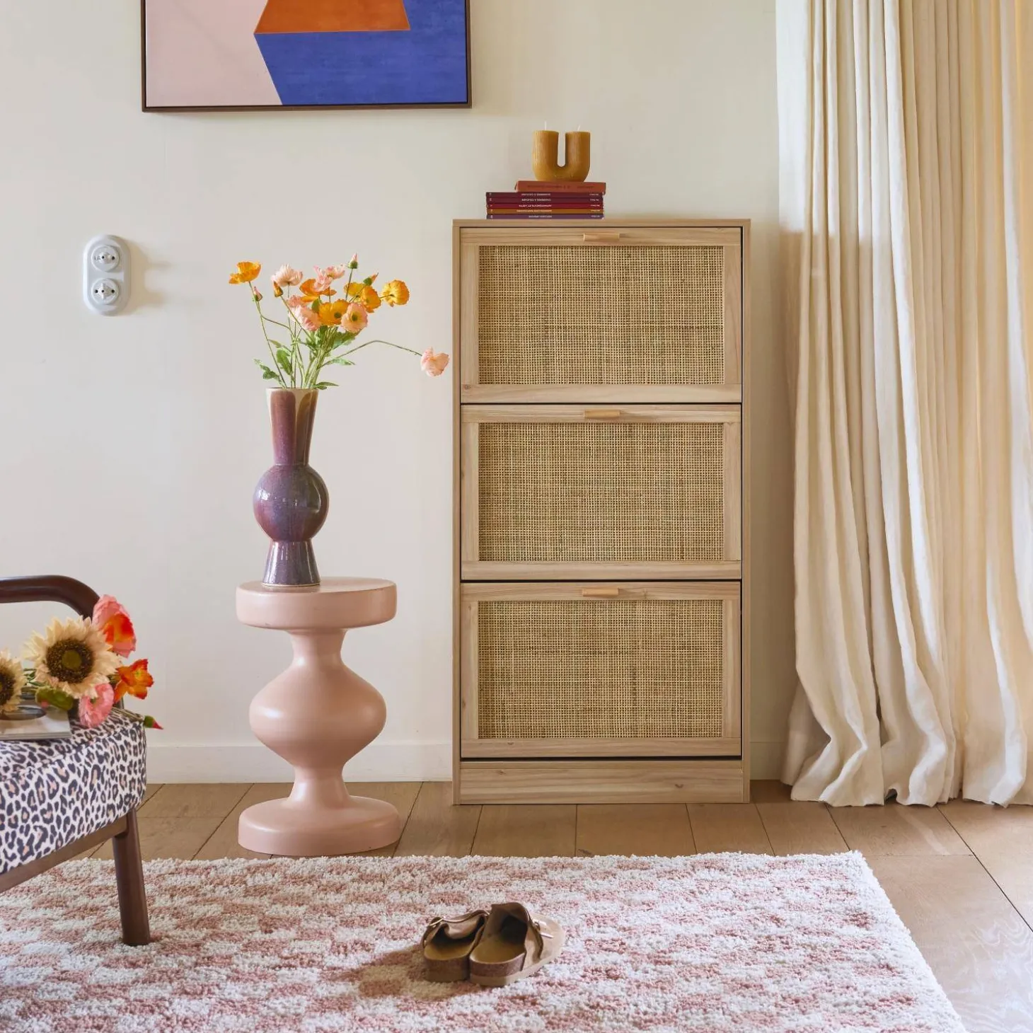 Scarpiera con decoro in canna e legno, 3 ante