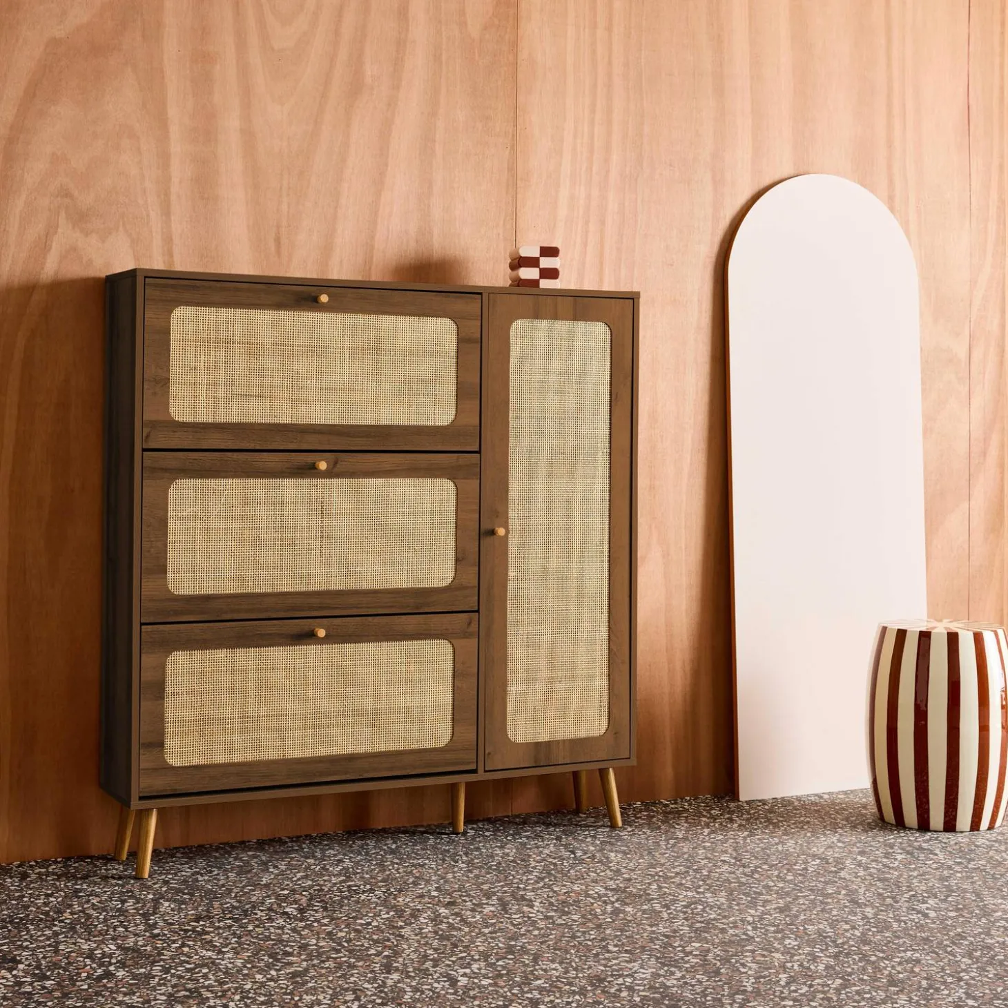 Scarpiera con decoro in legno e canna, 3 ante