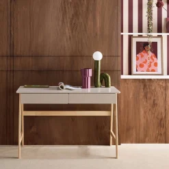 Scrivania decorata in legno di hevea con 2 cassetti