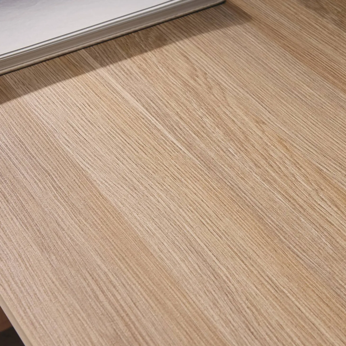 Scrivania effetto legno con 2 ante e 2 cassetti, 140cm