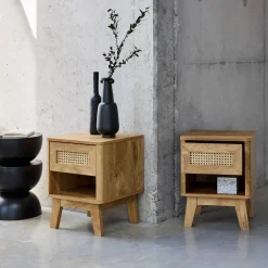 Set 2 comodini con decorazione in legno e canna