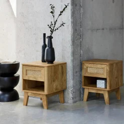 Set 2 comodini con decorazione in legno e canna