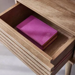 Set 2 comodini scandinavi con decoro in legno scanalato