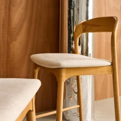 Set 2 sgabelli da bar vintage in legno di hevea e tessuto