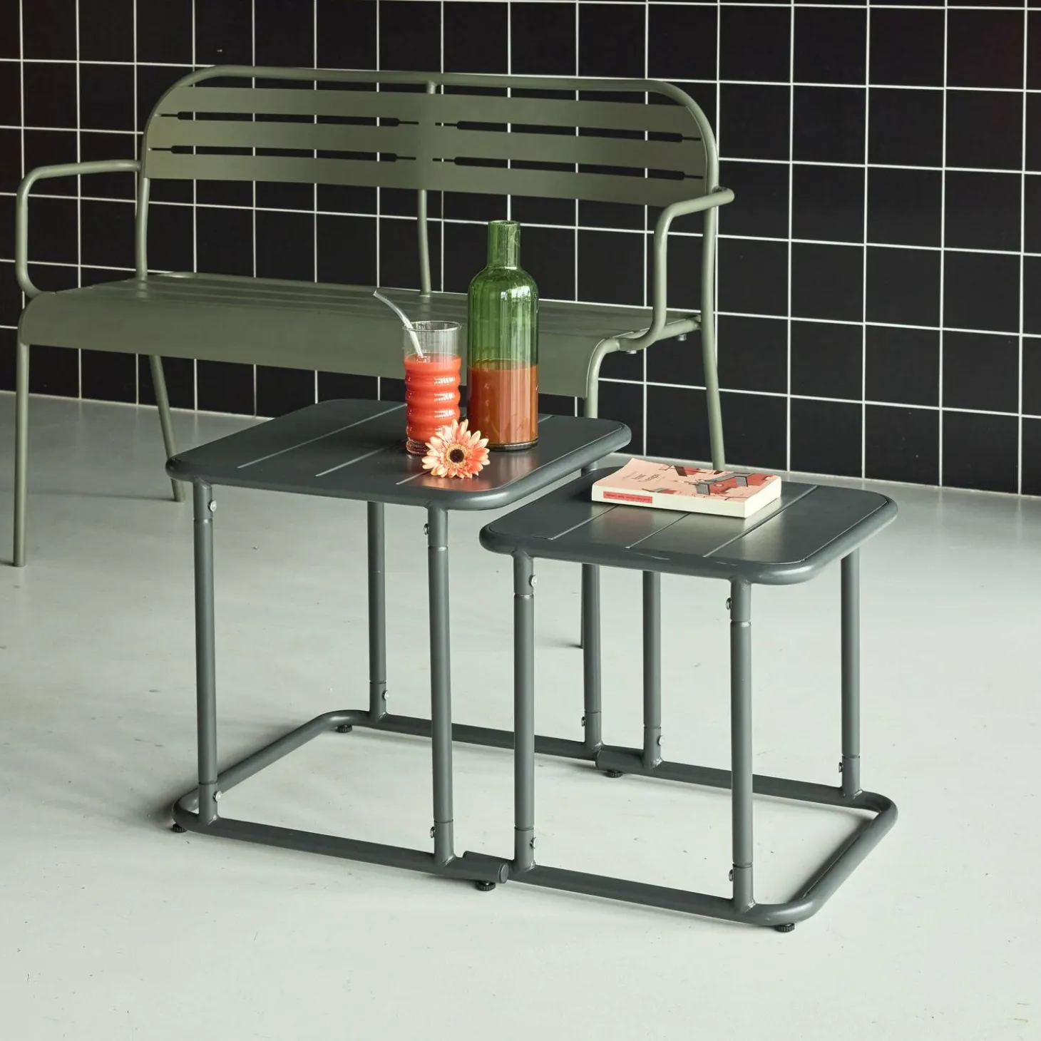 Set tavolini da esterno quadrati in acciaio