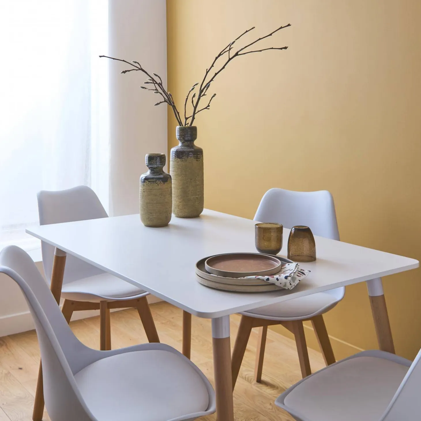 Set tavolo e 4 sedie da pranzo scandinavo con gambe in legno, 120x80cm