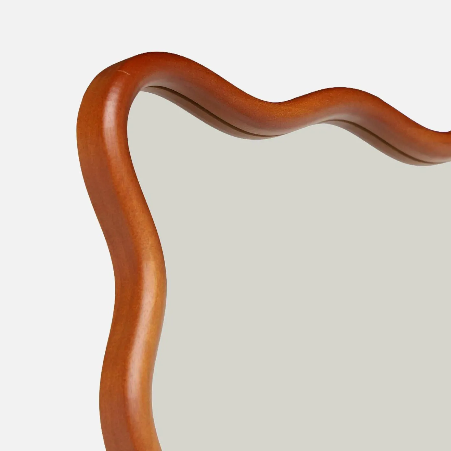 Specchio da terra in legno di hevea dal design organico con base in acciaio, 172 cm