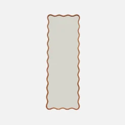 Specchio da terra in legno di hevea dal design organico con base in acciaio, 172 cm