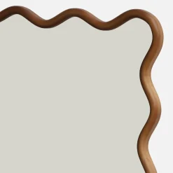 Specchio in legno di hevea dal design organico, 92,5 cm