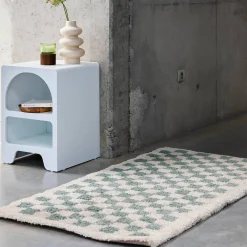 Tappeto a scacchiera di colore azzurro e crema