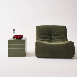 Tavolino cubico con finitura in ceramica opaca e piastrelle