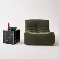 Tavolino cubico con finitura in ceramica opaca e piastrelle