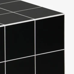 Tavolino cubico con finitura in ceramica opaca e piastrelle